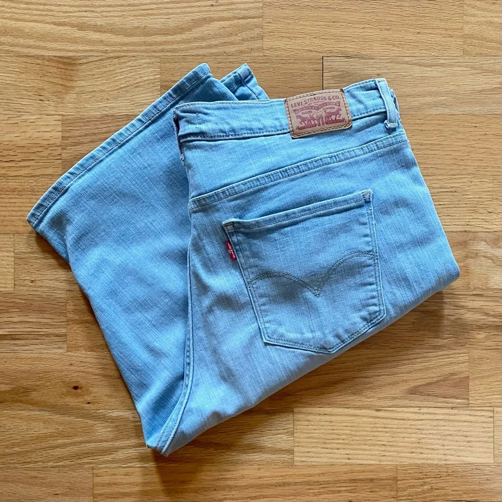 Levi’s Classic Denim Bermuda Shorts in a Light Wash | 32